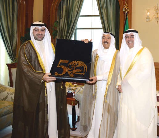 صاحب السمو يتسلم درعا تذكارية من ياسر ابل وصلاح المضف 