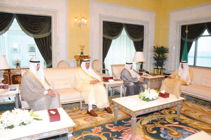 سمو ولي العهد الشيخ نواف الاحمد مستقبلا الشيخ خالد الجراح والشيخ سلمان الحمود والشيخ محمد العبدالله
