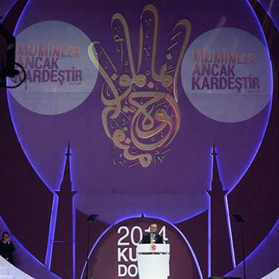 رسم آية "إنما المؤمنون إخوة" على شكل رابعة خلف أردوغان يثير الجدل 