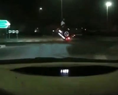 بالفيديو.. كويتي كاد يلقى حتفه بعد سقوطه من نافذة سيارة صاحبه وهو "يشل" عبر إطارين
