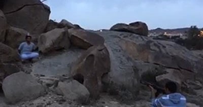 بالفيديو.. لقطة مجنونة .. سعودي يطلق رصاصة كلاشنكوف ليصيب علبة مشروب من على رأس صديقه