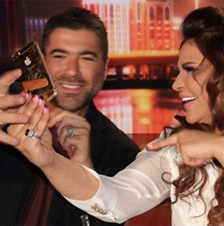 بالصور.. هوس احلام بـ"السيلفي" مع وائل وحسن في كواليس "اراب ايدول 3"