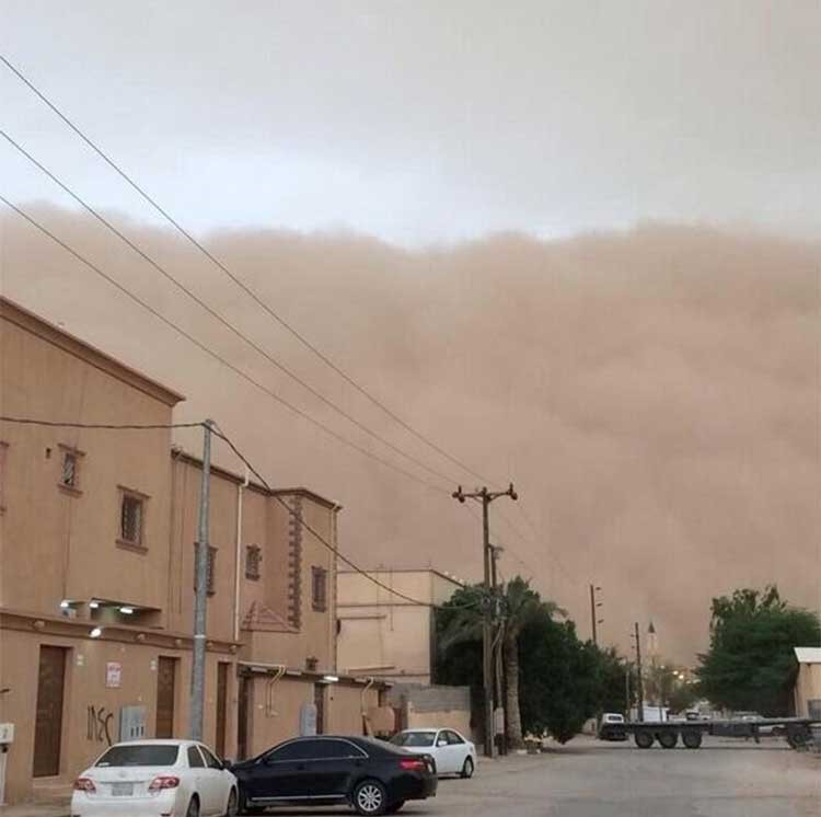 بالفيديو والصور.. مشهد مهيب.. كويتي يصوّر قدوم العاصفة الرملية التي حجبت شمس حفر الباطن
