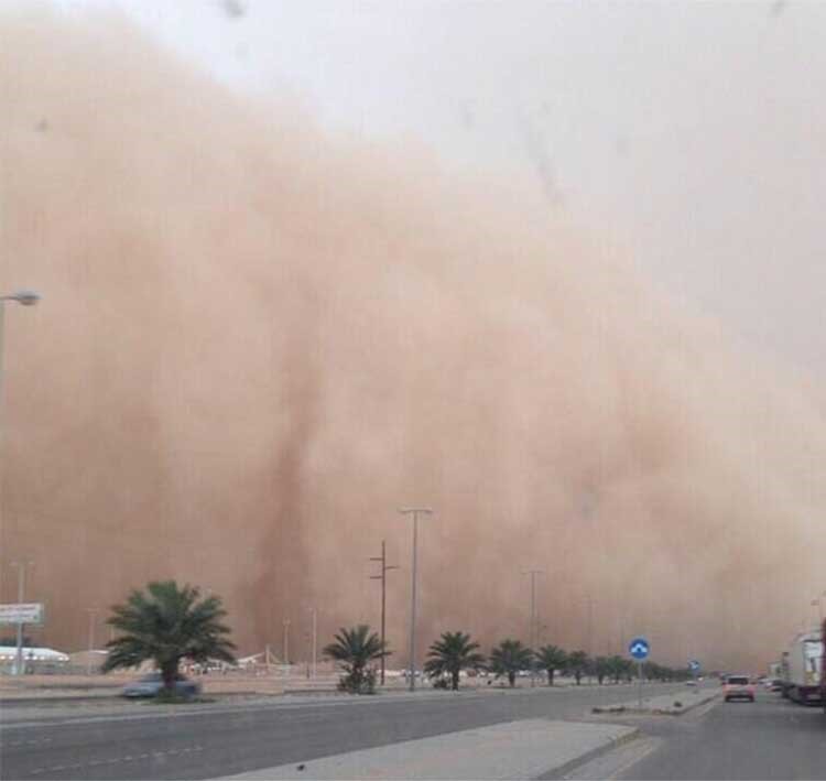 بالفيديو والصور.. مشهد مهيب.. كويتي يصوّر قدوم العاصفة الرملية التي حجبت شمس حفر الباطن