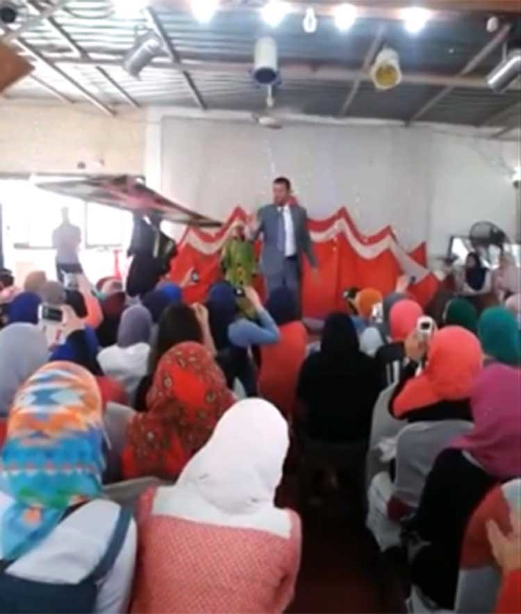 بالفيديو.. معلم مصري يحول فصله الدراسي لحفلة راقصة مستعيناً بفرقة شعبية لشرح الدروس! 