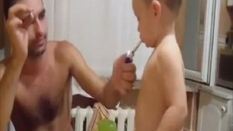 فيديو صادم.. أب روسي يدع ابنه يدخن و"الأم" تضحك 
