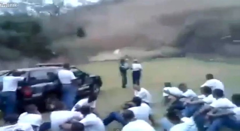 بالفيديو .. شرطية كادت تتسبب بمجزرة بإلقائها بالخطأ قنبلة يدوية على زملائها