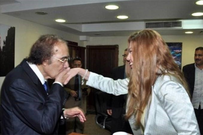 صورة محمود ياسين يقبّل يد رانيا فريد شوقي تستفز جمهوره