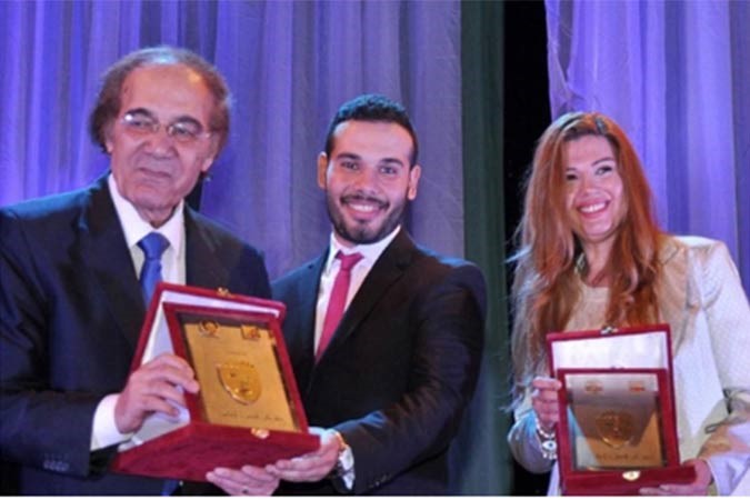 صورة محمود ياسين يقبّل يد رانيا فريد شوقي تستفز جمهوره