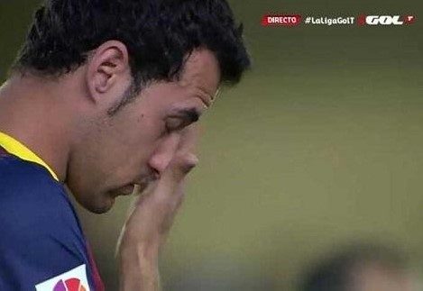 بالفيديو.. لاعبو برشلونة يبكون في دقيقة صمت حداداً على 