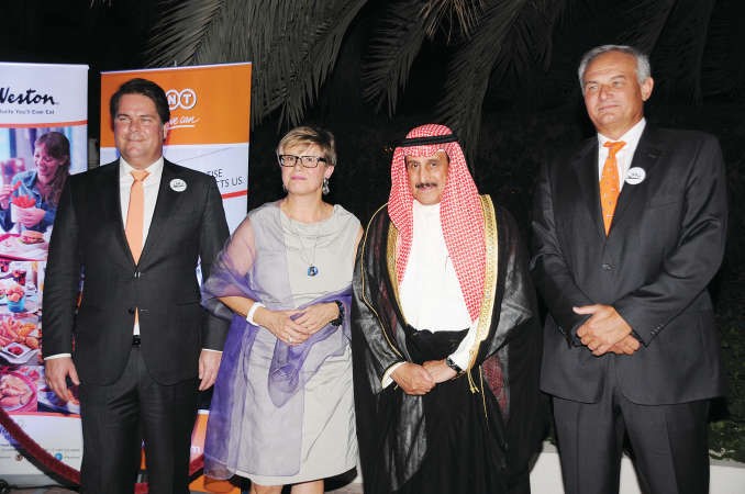الشيخ د ابراهيم الدعيج مقدما التهاني