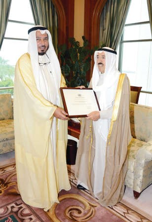 صاحب السمو الامير الشيخ صباح الاحمد الجابر الصباح يتسلم شهادة التقدير من د عبد الله المعتوق
