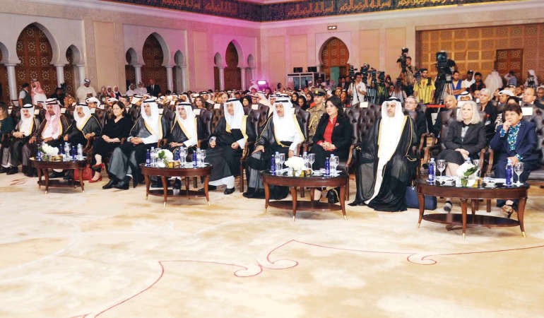 سمو رئيس الوزراء الشيخ جابر المبارك والشيخ سلمان الحمود والامير بدر بن عبدالمحسن وفيصل الحجي وسميرة بن رجب ود درية شرف الدين وماضي الخميس والشيخ دسالم الجابر وصلاح المباركي في مقدمة الحضور