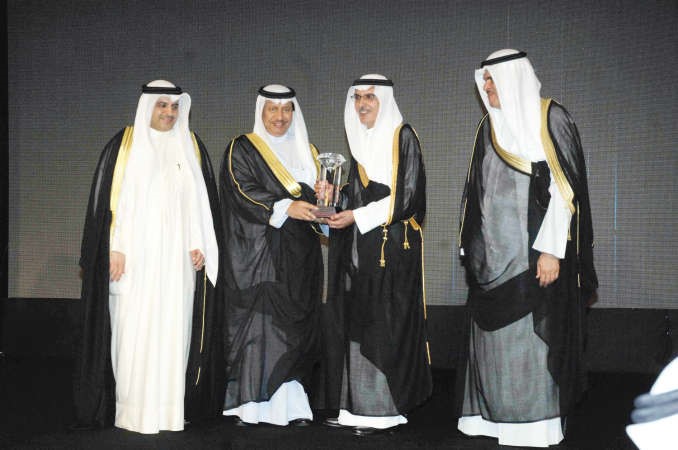 سمو رئيس الوزراء الشيخ جابر المبارك يكرم الامير بدر بن عبدالمحسن بحضور الشيخ سلمان الحمود وماضي الخميس