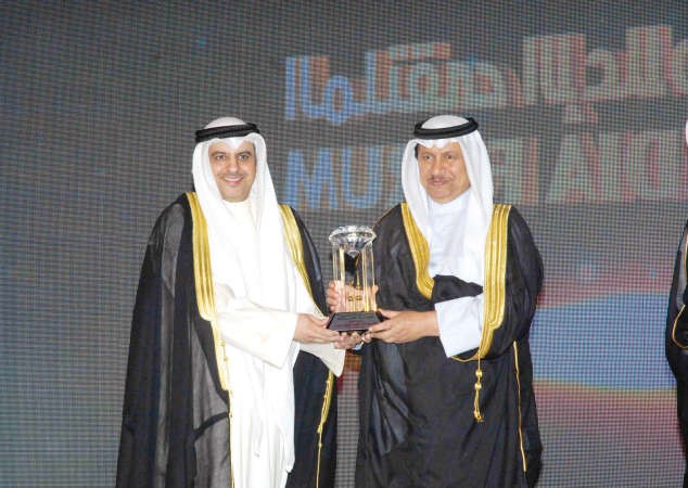سمو رئيس الوزراء يتسلم درعا تكريمية من ماضي الخميس