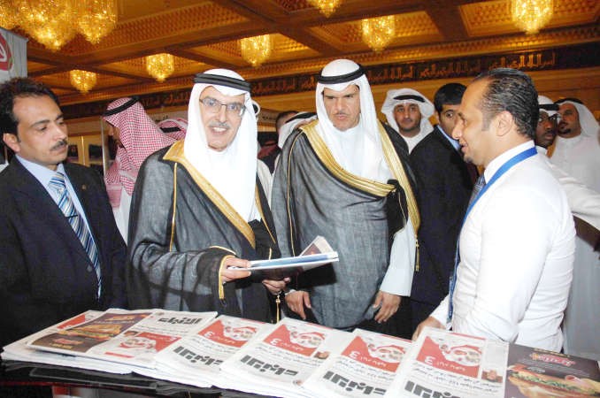 الشيخ سلمان الحمود والامير بدر بن عبدالمحسن خلال جولة في جناح الانباء هاني عبدالله