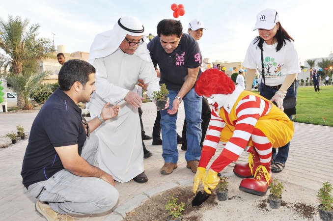 دصالح العجيري يشارك في زراعة الاشجار بحديقة الروضة