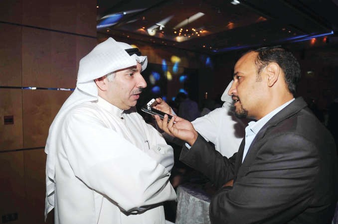 مدير عام تلفزيون الوطن ماجد العصفور متحدثا للزميل عبدالحميد الخطيب