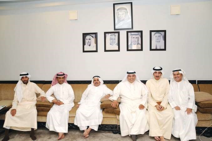 رواد ديوانية فهد الامير خلال لقائهم مع الانباء ويبدو الزميل عبدالله الراكان	 انور الكندري﻿