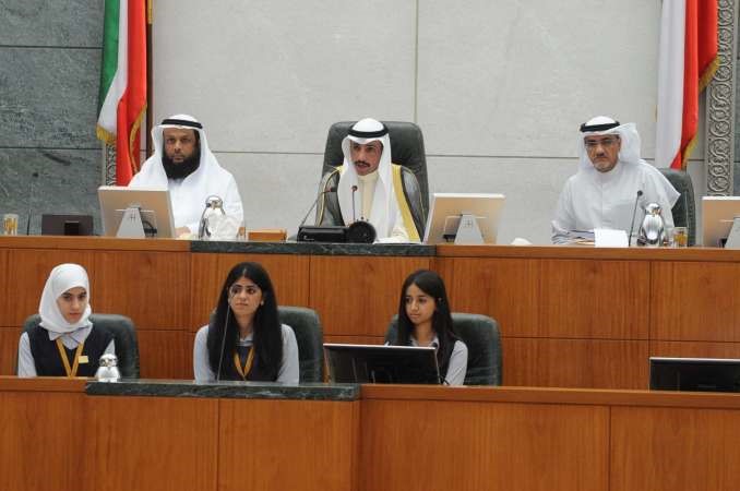 رئيس المجلس مرزوق الغانم والنائبان دخليل عبدالله وحمود الحمدان على المنصة وتبدو الامانة العامة للبرلمان الطلابي هاني الشمري