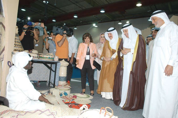 الفايز والمباركي والوكيلة المساعدة لقطاع السياحة في وزارة التجارة والصناعة سميرة الغريب والعنجـــري يطلعون على احد الاجنحة