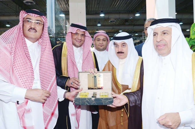 وكيل وزارة الاعلام يتسلم دهن ورد الطائف من حمد ال شيخ ويبدو السفير السعودي