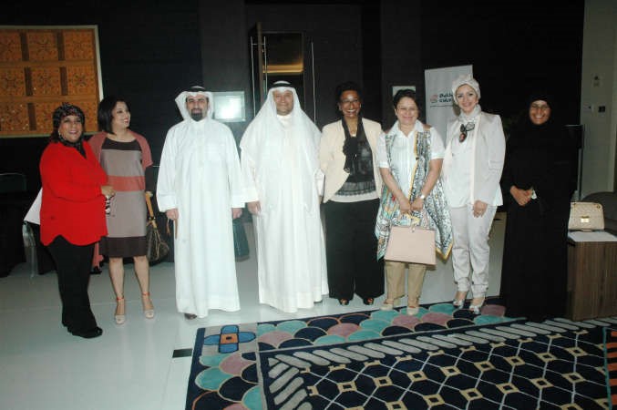 الشيخة نعيمة الاحمد وعادل الحيدر مع عدد من الحضور