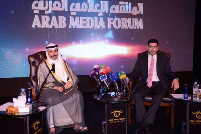 رئيس مجلس الامة مرزوق الغانم خلال مشاركته في فعاليات الملتقى الاعلامي العربي الحادي عشر مع الزميل عادل عيدان