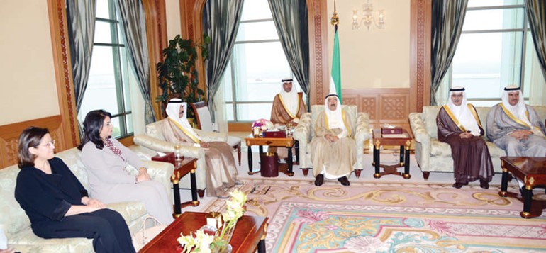 صاحب السمو الامير مستقبلا الشيخ سلمان الحمود وصاحب السمو الملكي الامير بدر بن عبدالمحسن بن عبدالعزيز
ال سعود وددرية شرف الدين و دسميرة رجب بحضور سمو ولي العهد