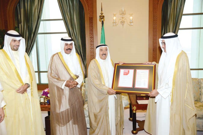 صاحب السمو الامير خلال لقائه انس الصالح وعادل الرومي بحضور سمو ولي العهد 