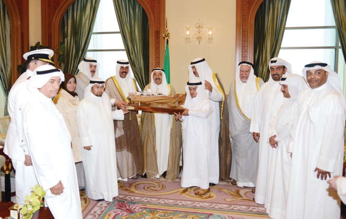 صاحب السمو الامير الشيخ صباح الاحمد خلال استقبالهفيصل الحجي واعضاء مجلس امناء رحلة الامل بحضور سمو ولي العهد الشيخ نواف الاحمد