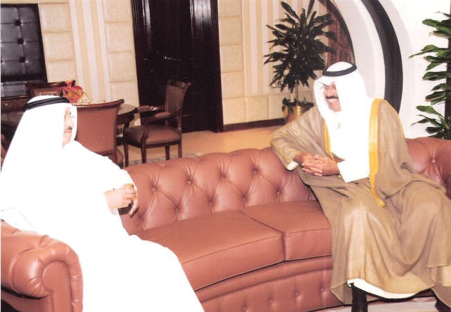 محافظ مبارك الكبير لدى استقباله للشيخ احمد النواف