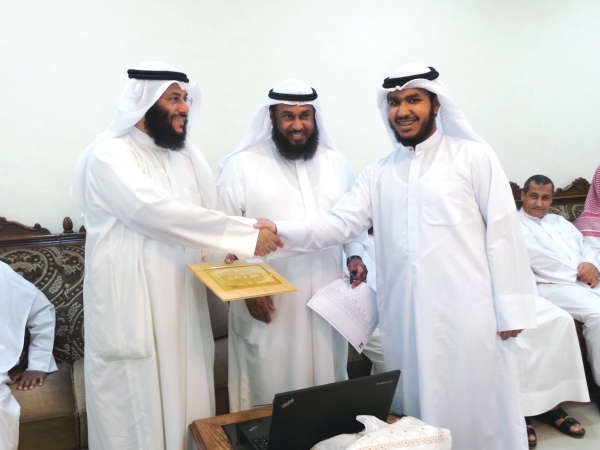 احد المكرمين يتسلم هديته