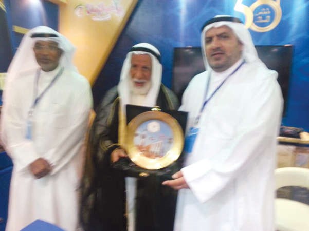 سليمان الرومي يقدم درعا تقديرية الى حمود الرومي ﻿