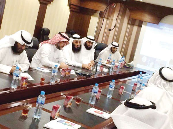 جانب من الاجتماع الذي اقيم بكلية الشريعة والدراسات الاسلامية بحضور دالديحاني