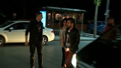 بالصور.. بعد الأصفر.. خطيب بيرين سآت ببنطلون أحمر في عيد ميلاد صديقهما