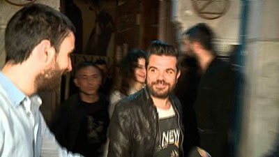 بالصور.. بعد الأصفر.. خطيب بيرين سآت ببنطلون أحمر في عيد ميلاد صديقهما
