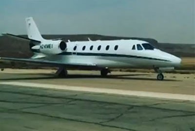 بالفيديو.. سائق راليات سعودي يتحدى بسيارته "مازيراتي" طائرة ويسبقها بمطار الرياض