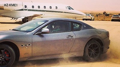بالفيديو.. سائق راليات سعودي يتحدى بسيارته "مازيراتي" طائرة ويسبقها بمطار الرياض
