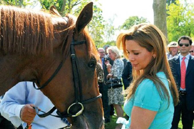 بالصور.. الأميرة هيا.. في عشق الفروسية والخيل