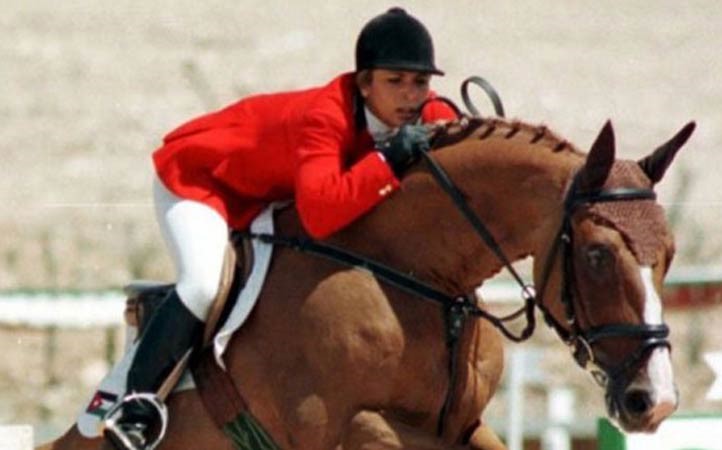 بالصور.. الأميرة هيا.. في عشق الفروسية والخيل