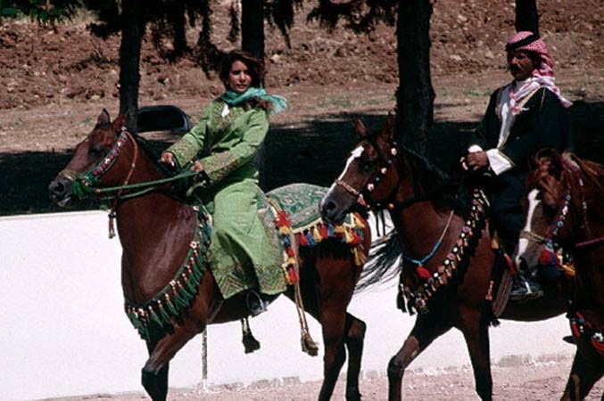 بالصور.. الأميرة هيا.. في عشق الفروسية والخيل