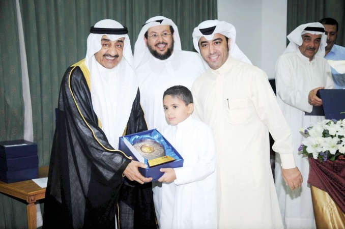 الخرافي مكرما احد البراعم الفائزين 