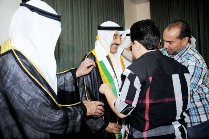 احد الحفاظ يهدي وشاحا لجاسم الخرافي 