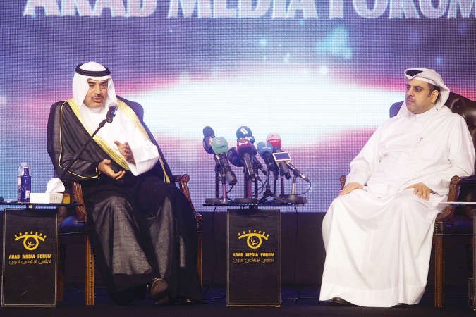 الشيخ صباح الخالد متحدثا خلال اللقاء مع الاعلاميين الذي اداره ماضي الخميس﻿