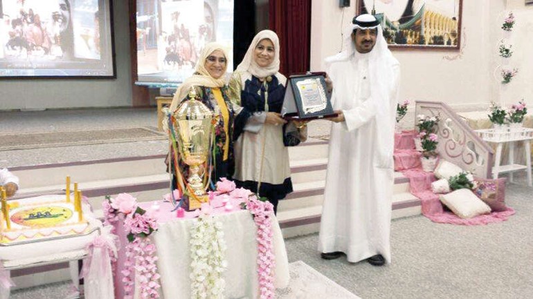 محمد الزهمول ونادية المسلم يكرمان امل المشموم﻿