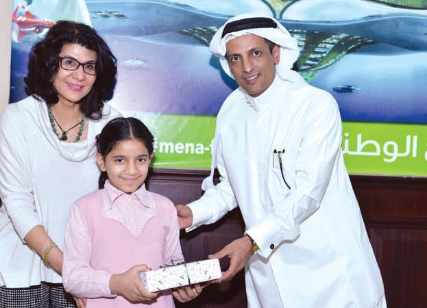تكريم احدى الطالبات المشاركات بالحملة