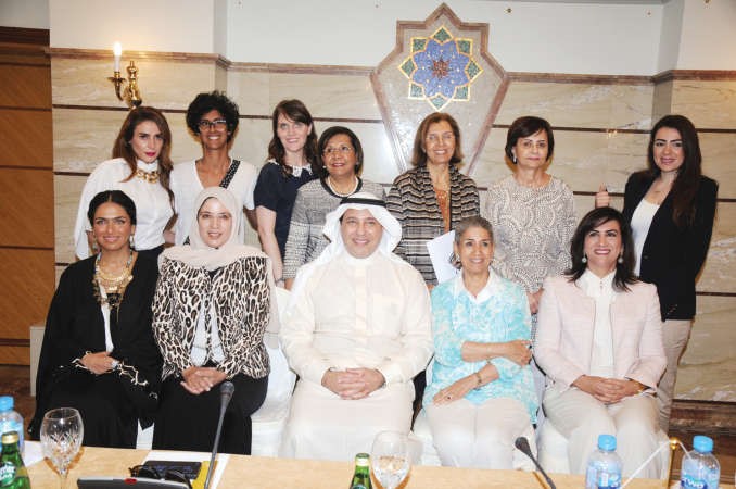 الشيخ مبارك فهد السالم مع المكرمات في مؤتمر المراة العربية في لقطة تذكارية محمد خلوصي