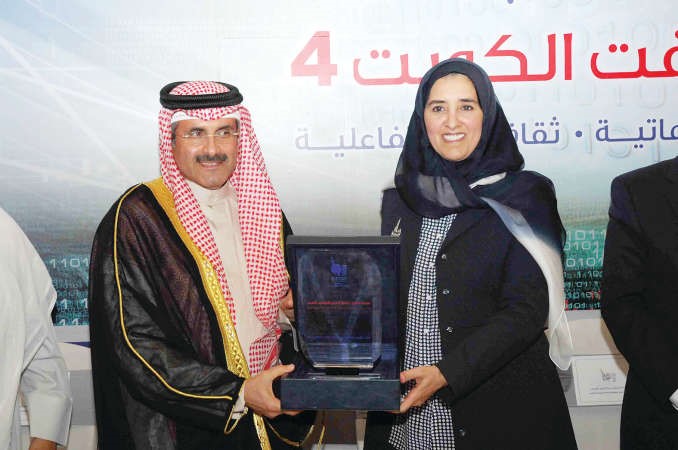 الشيخة عايدة سالم العلي مكرمة الشيخ مبارك الدعيج ﻿