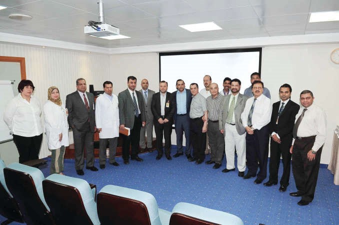 فريق عمل مستشفى دار الشفاء اسامة ابو عطية